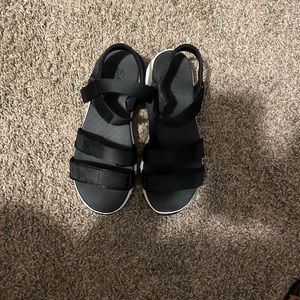 Stylish foam yoga foam sandals with a twist from the 90’s. D’Lites is the type.